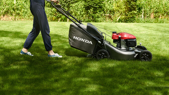  Vue de profil de la Honda HRN dans un jardin.