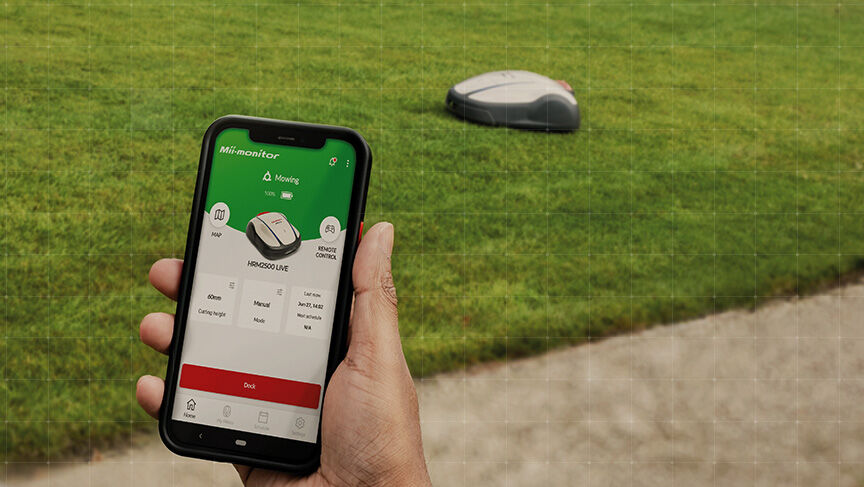 Personne tenant un téléphone, regardant l'application Mii-monitor